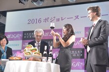 「ボジョレーヌーヴォー」を試飲する横澤夏子（右から2人目）。