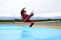 走り高跳びをする峯岸みなみ。(c)テレビ朝日