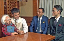 「お笑い演芸館」に出演するナイツといっこく堂（左）。(c)BS朝日