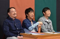 審査員の（左から）笑い飯・西田、ブラックマヨネーズ吉田、品川庄司・品川。(c)読売テレビ