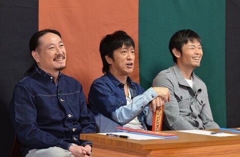 審査員の（左から）笑い飯・西田、ブラックマヨネーズ吉田、品川庄司・品川。(c)読売テレビ