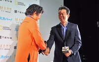 握手を交わす（左から）草野伸也、宮本英昭准教授。