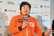 ロバート秋山扮する宇宙飛行士・草野伸也。