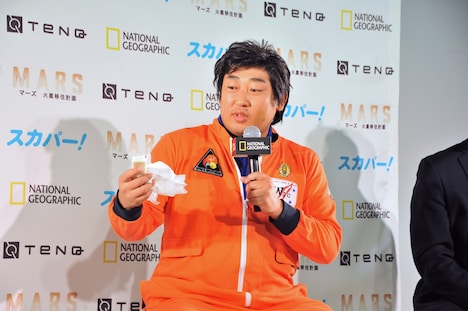 火星で食べ残したというサンドウィッチを食べる草野伸也。