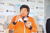 火星で食べ残したというサンドウィッチを食べる草野伸也。