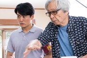撮影に臨む劇団ひとりと監督の山田洋次（左から）。(c)2017「家族はつらいよ2」製作委員会