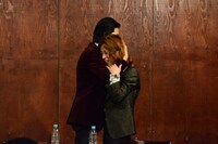 涙するタブレット純を抱きしめる平井“ファラオ”光。