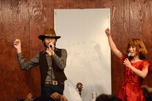 「夜をまきもどせ」を歌う平井“ファラオ”光とタブレット純（左から）。