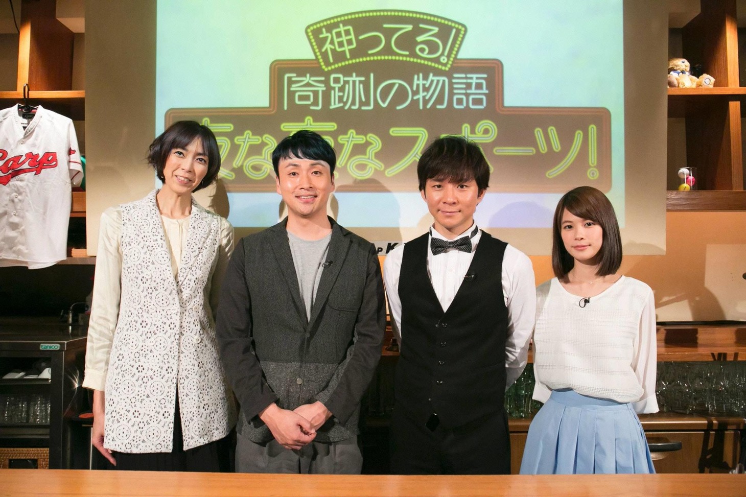 「神ってる！奇跡の物語 夜な夜なスポーツ」に出演するアンジャッシュ、大林素子（左）、鈴木唯フジテレビアナウンサー（右）。(c)フジテレビ