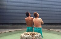 露天風呂を味わうさまぁ～ず三村と出川哲朗（左から）。(c)テレビ東京