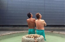 露天風呂を味わうさまぁ～ず三村と出川哲朗（左から）。(c)テレビ東京
