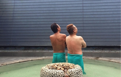 露天風呂を味わうさまぁ～ず三村と出川哲朗（左から）。(c)テレビ東京