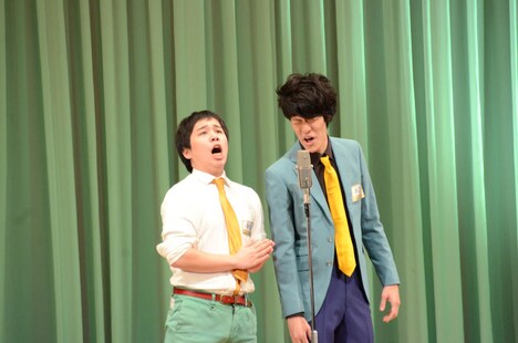 トップバッターを務めた霜降り明星。