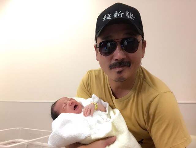 誕生したばかりの我が子を抱くタイガー福田。