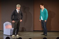 コント「娘さんをください」のワンシーン。