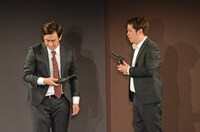 コント「刑事」のワンシーン。