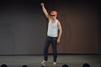 ピンネタを披露するだーりんず小田。