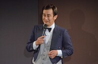 ピンネタを披露するだーりんず松本。