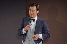 ピンネタを披露するだーりんず松本。