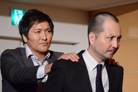 2人で連なって会見場に登場するスリムクラブ。