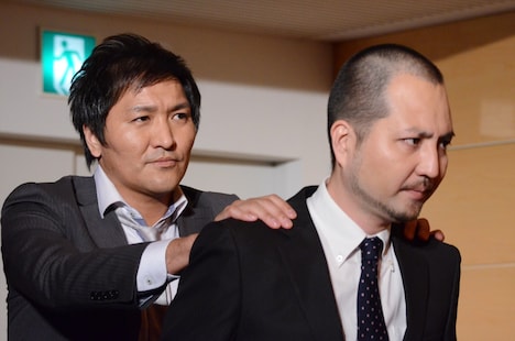 2人で連なって会見場に登場するスリムクラブ。