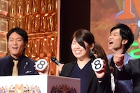 決勝のネタ順を選ぶための抽選で、8番目を引いてしまったアキナのマネージャー伊藤氏。