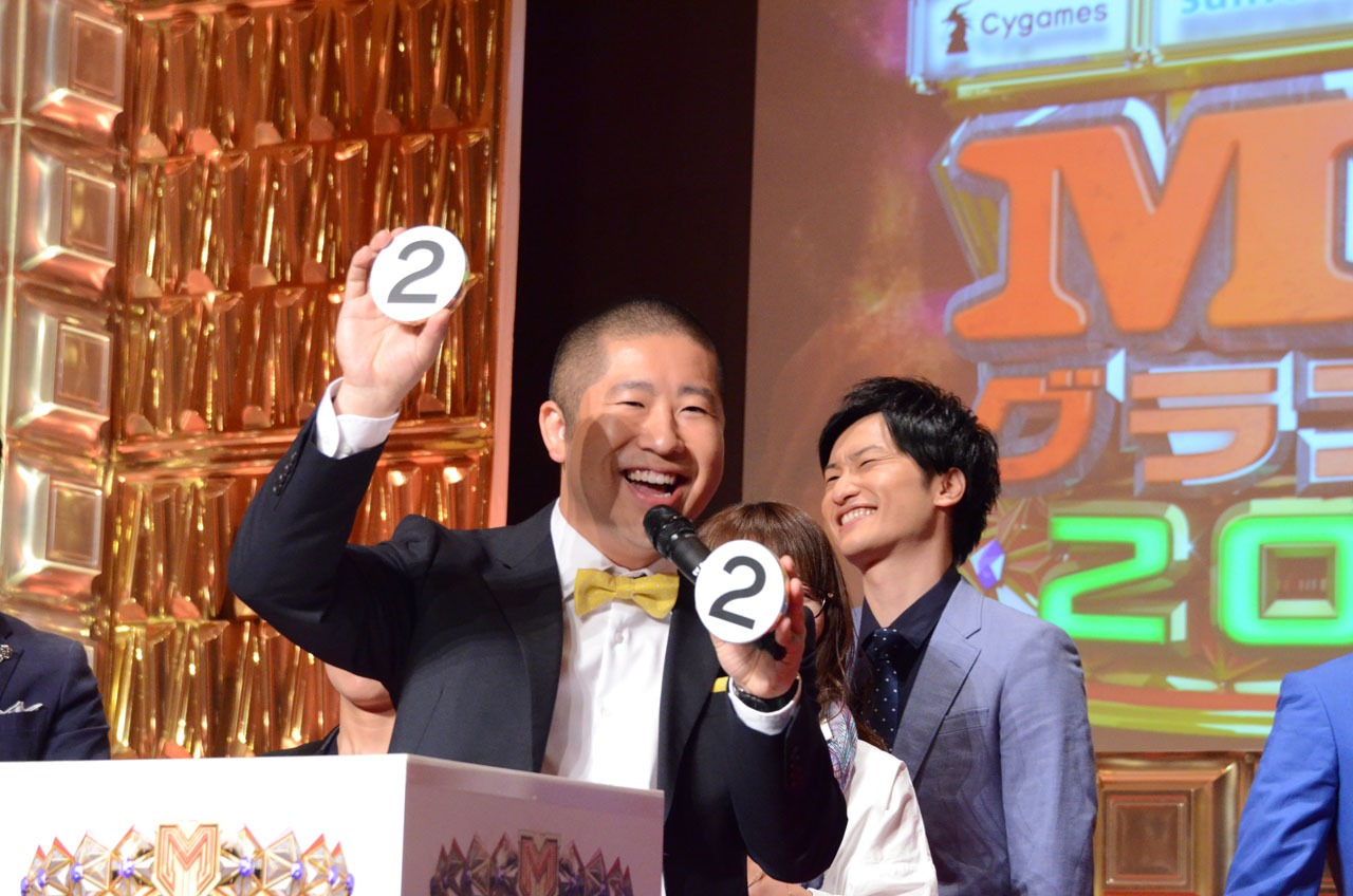 決勝のネタ順を2番目に選ぶ権利を得て喜ぶハライチ澤部。