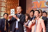 決勝のネタ順で2番となったカミナリ。