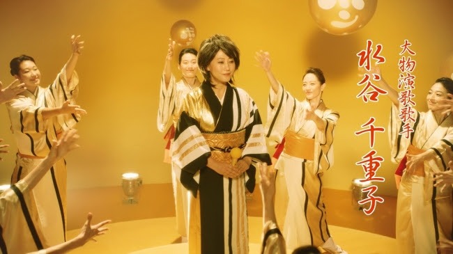 「なめらか本舗 リンクルライン」新テレビCM「どっこいしょ編」のワンシーン。