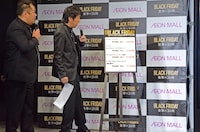 「イオン ブラックフライデー 衝撃の3日間」で販売される商品の安さに驚くブラックマヨネーズ。