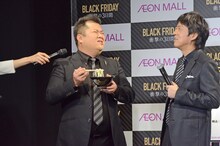 「はなまるうどん」のかけうどんを試食するブラックマヨネーズ小杉（左）。