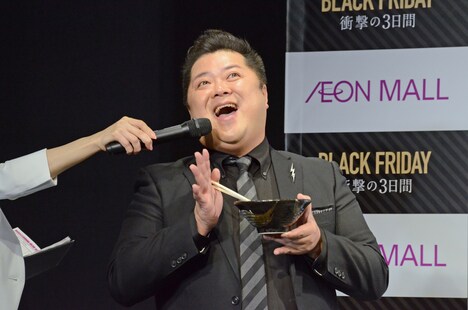 うどんを食べて彦摩呂ふうにコメントするブラックマヨネーズ小杉。