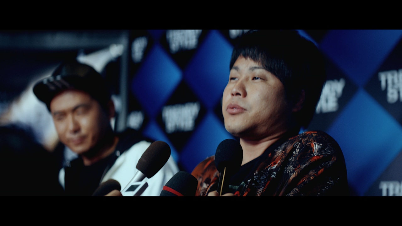 「WE ARE THE FUTURE」のミュージックビデオのワンシーン。