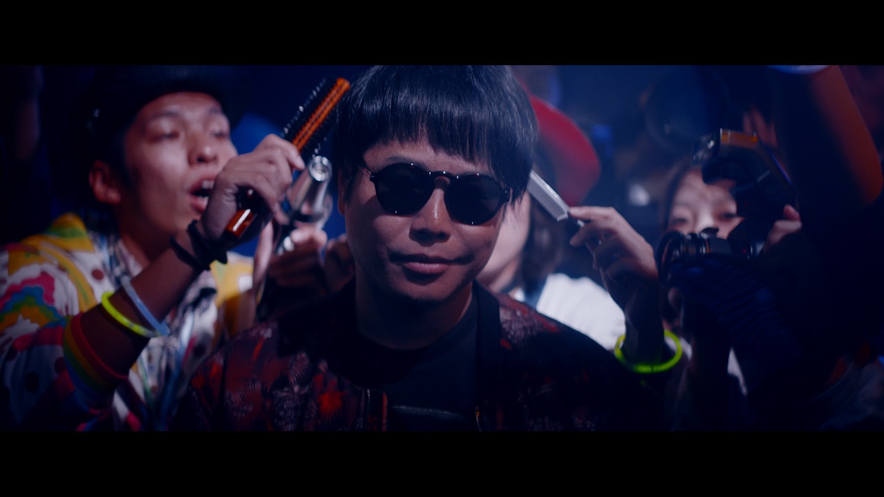 「WE ARE THE FUTURE」のミュージックビデオのワンシーン。