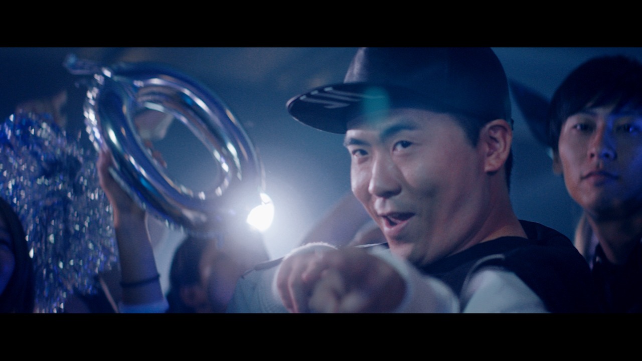 「WE ARE THE FUTURE」のミュージックビデオのワンシーン。
