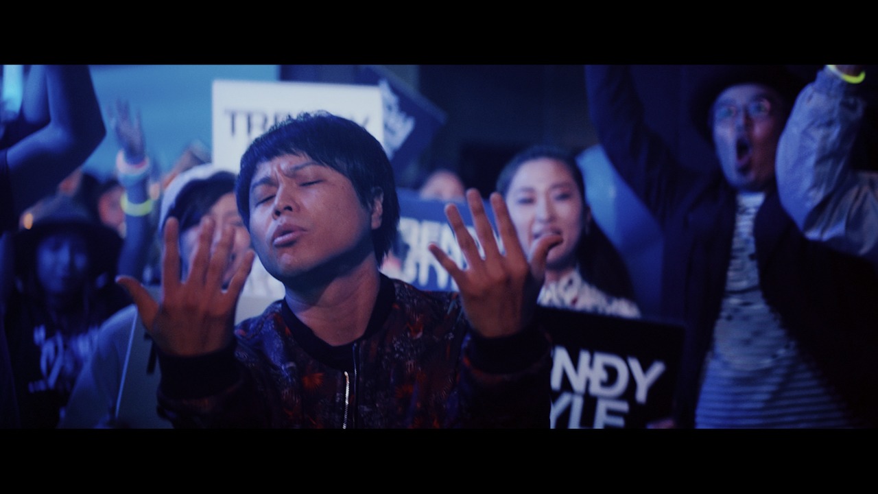 「WE ARE THE FUTURE」のミュージックビデオのワンシーン。