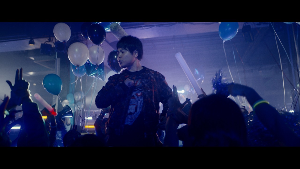 「WE ARE THE FUTURE」のミュージックビデオのワンシーン。
