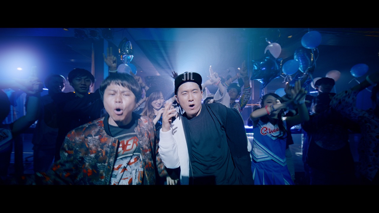 「WE ARE THE FUTURE」のミュージックビデオのワンシーン。