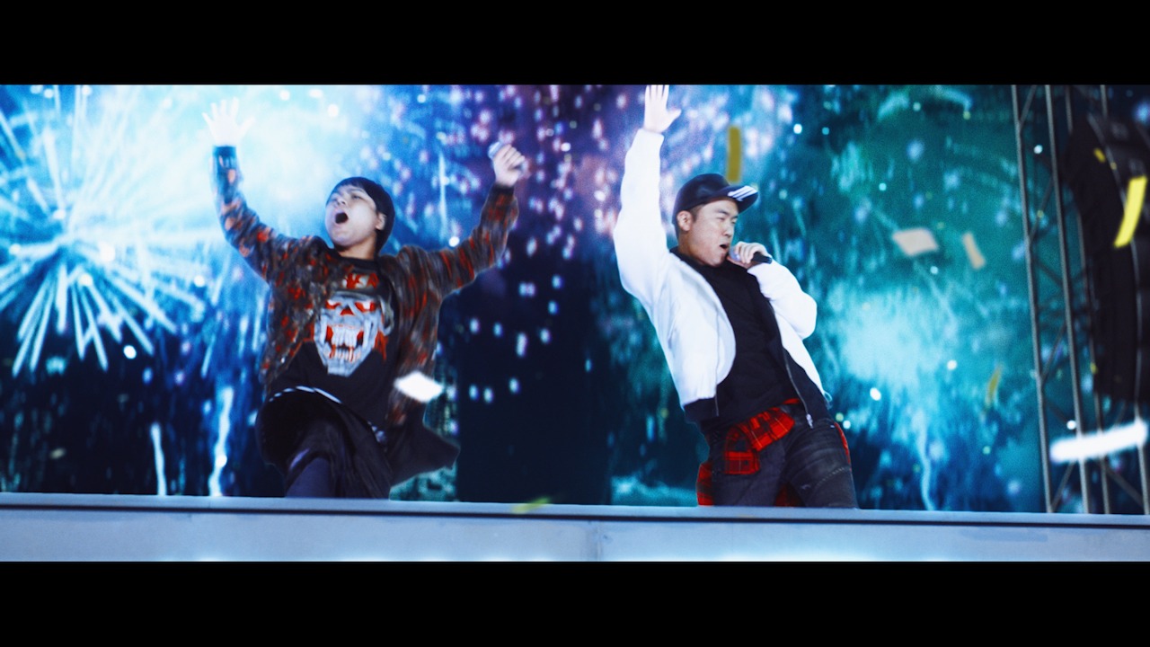 「WE ARE THE FUTURE」のミュージックビデオのワンシーン。