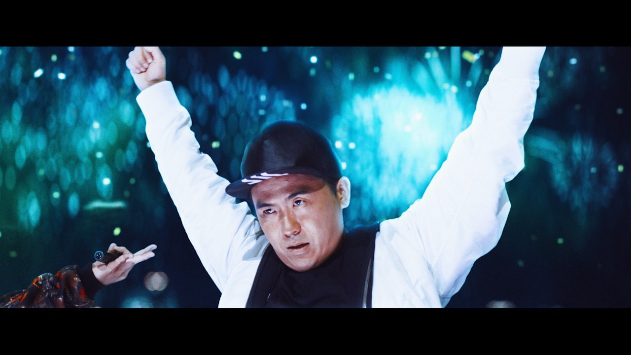 「WE ARE THE FUTURE」のミュージックビデオのワンシーン。