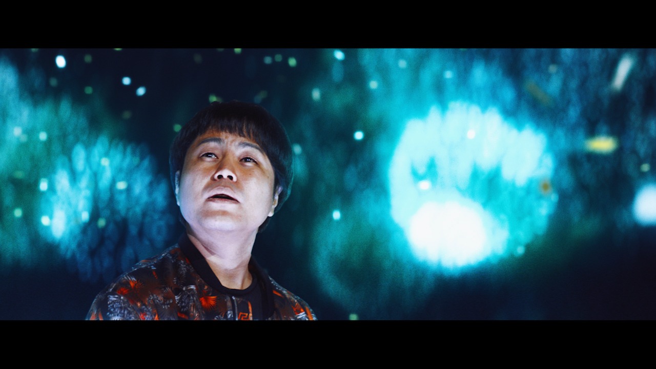 「WE ARE THE FUTURE」のミュージックビデオのワンシーン。