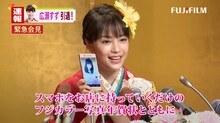 Web動画「広瀬すず引退記者会見編」のワンシーン。