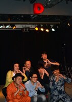 記念撮影する出演者たち。