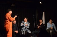 エレキコミックは電話越しにコント「やっつんバーガー」を披露した。