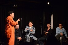 エレキコミックは電話越しにコント「やっつんバーガー」を披露した。