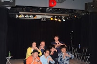 記念撮影する一同。