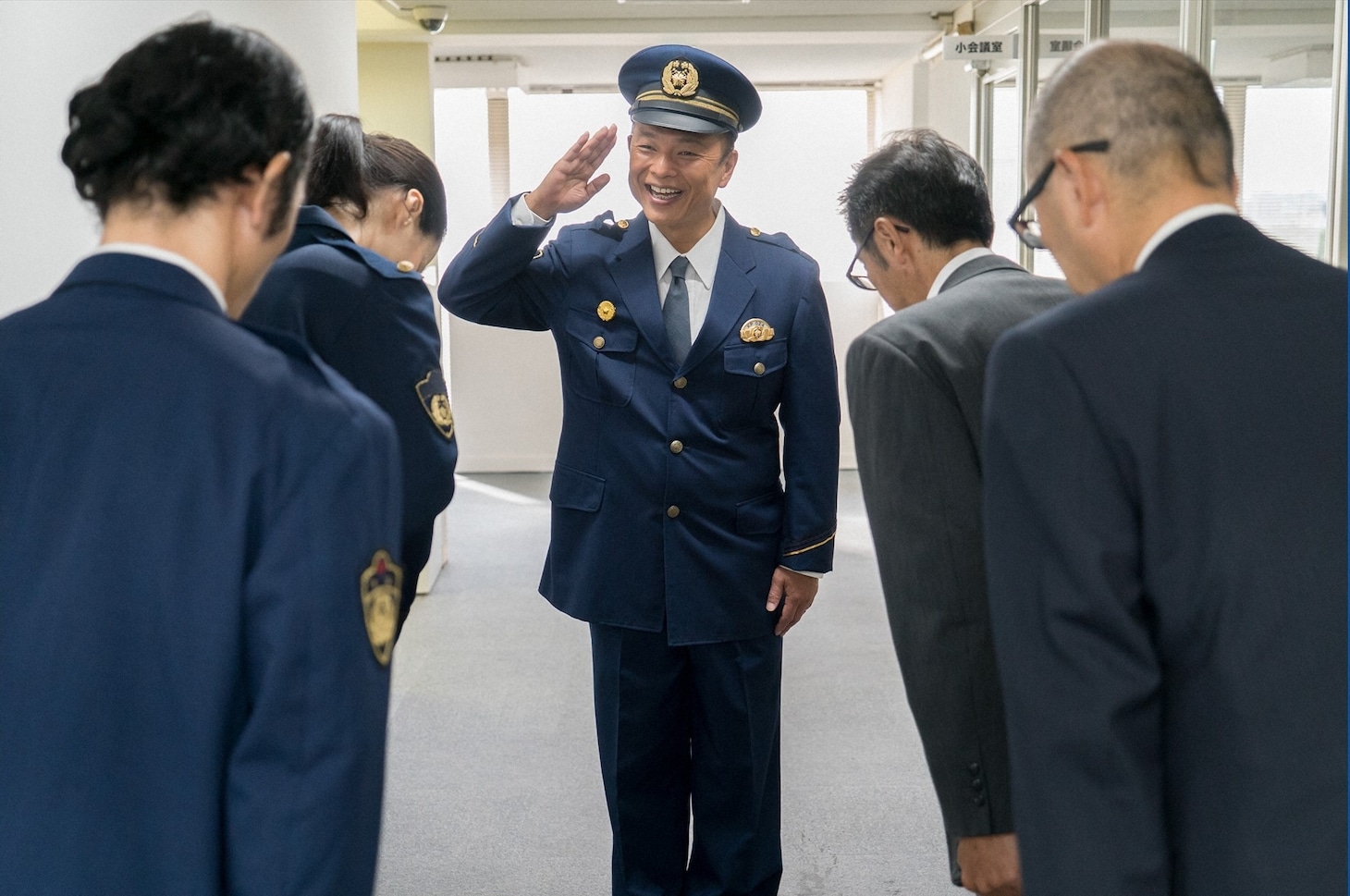 「月曜名作劇場『はぐれ署長の殺人急行 九十九里浜迷宮ダイヤ』」主演の恵俊彰（中央）。(c)TBS