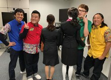 「疑似おっぱい選手権」に臨むアンタッチャブル山崎とロバート。(c)メ～テレ