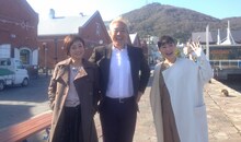 左から橋本志穂、ガダルカナル・タカ、武内由紀子。(c)読売テレビ