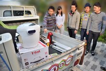 番組MCのダウンタウン浜田（左端）。芸人の自宅を訪問してクリスマスプレゼントを集めている。(c)MBS